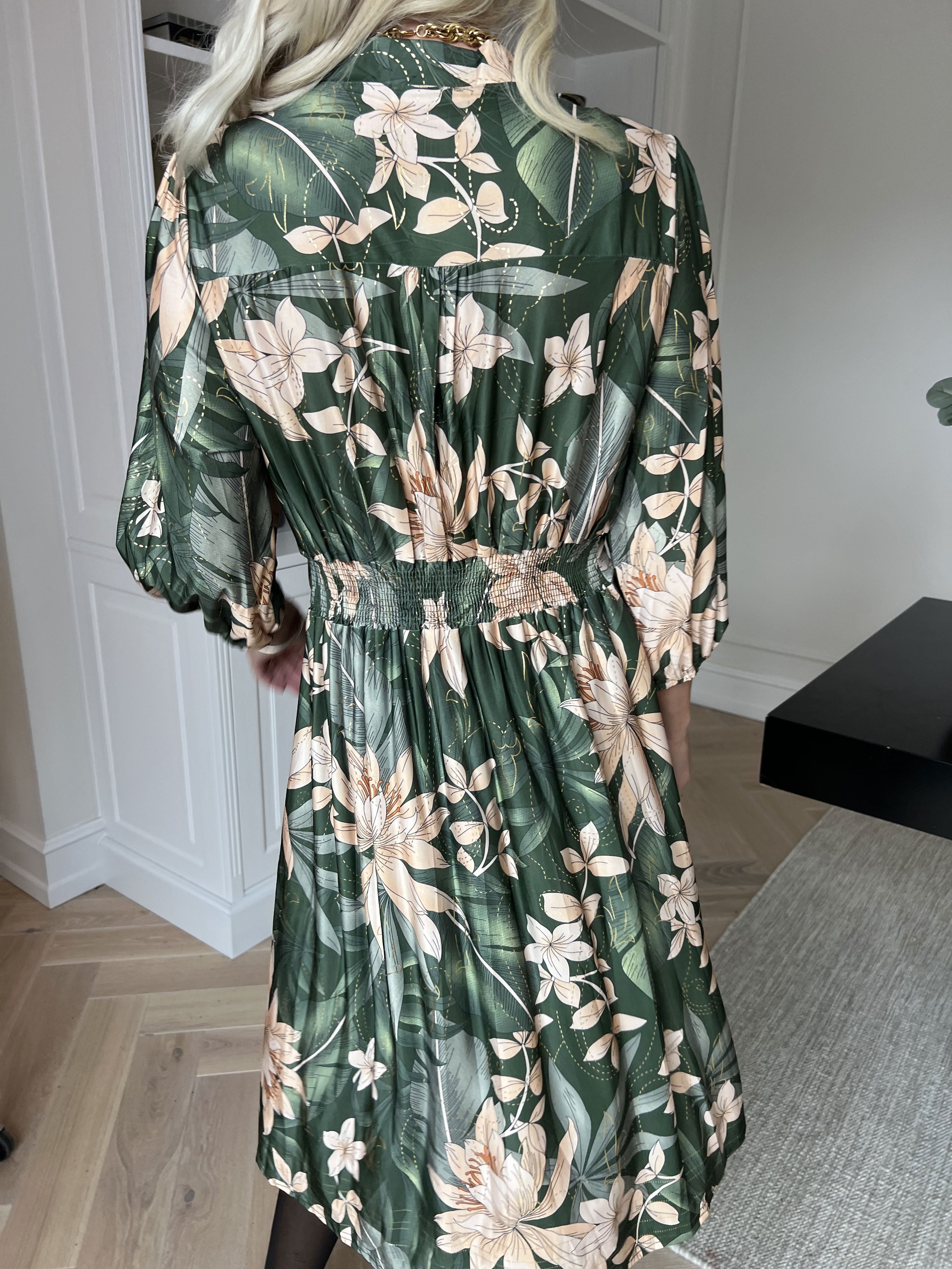 Vivien New Leaf - 3/4 ærmet kjole med mønster og slåede knapper